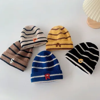 2021 venda quente de outono e inverno crianças listrado pontudo pulôver pac C letra chapéu de malha de meninos e meninas flanging Beanies